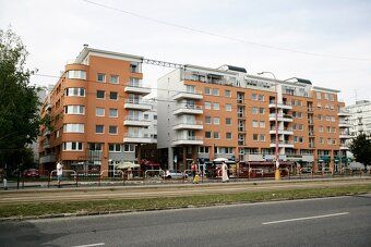 Ponúkam na prenájom moderné a priestranné obchodné a kancelá