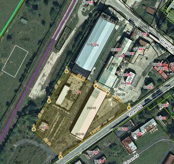 Ponúkame na predaj rovinatý pozemok s priestrannou halou v b
