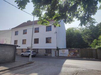 Predám štvorpodlažnú budovu s 15á pozemkom. Budova v pôvodno