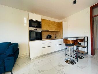 LaHoREAL.eu ponúka na predaj trojizbový zariadený apartmán b