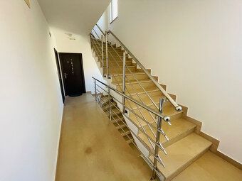 LaHoREAL.eu ponúka na predaj trojizbový zariadený apartmán b