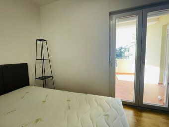 LaHoREAL.eu ponúka na predaj trojizbový zariadený apartmán b