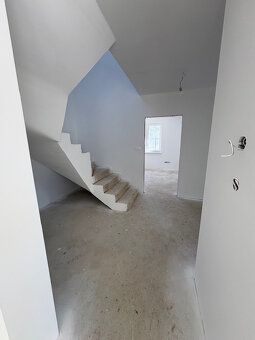 Ponúkame na predaj Novostavbu moderý 5-izbový tehlový rodinn