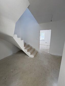Ponúkame na predaj Novostavbu moderý 5-izbový tehlový rodinn