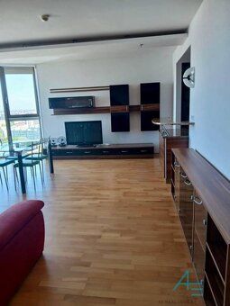 Veľko - metrážny byt (90 m2) umiestnený na 20-tom poschodí o