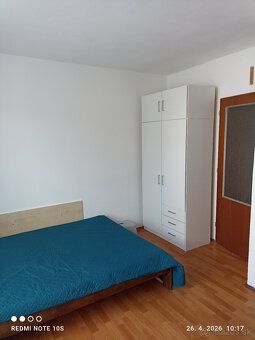 Predám plne zariadenú garsónku na prízemí bytového domu v Oš