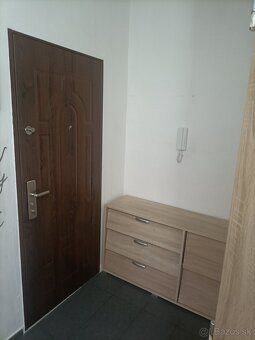 Ponúkam na predaj priestrnný 2-izbový byt o výmere cca 63 m²