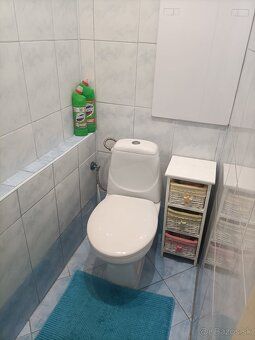Ponúkam na predaj priestrnný 2-izbový byt o výmere cca 63 m²