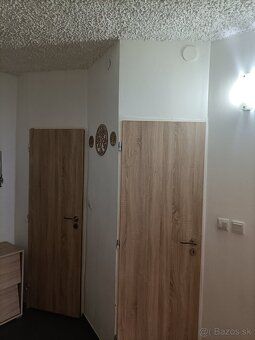 Ponúkam na predaj priestrnný 2-izbový byt o výmere cca 63 m²