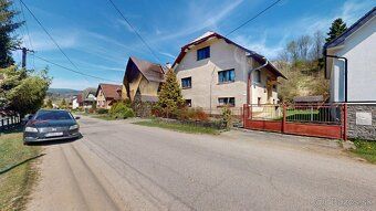 Pôvodný 5-izbový rodinný dom so sedlovou strechou sa nachádz