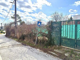 Realitná kancelária Tom & Tiles ponúka na predaj pozemok o v