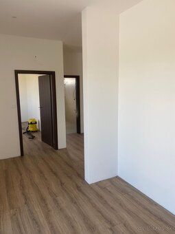 Prenajmeme krásny veľký 4izbový RD 150m2 s 2 kúpeľňami v nov