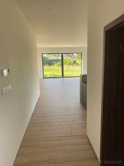 Prenajmeme krásny veľký 4izbový RD 150m2 s 2 kúpeľňami v nov