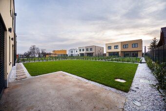 Ponúkame Vám na predaj novostavbu ôsmich rodinných domov v M