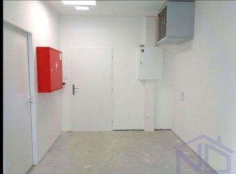 PRIESTOR: Podlahová plocha skladového priestoru je 220 m2 a 