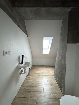 Ponúkame Vám na predaj 3 izbový priestranný, slnečný, mezone