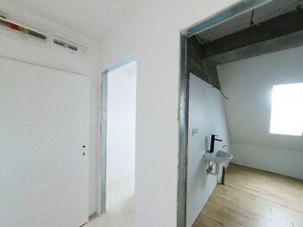 Ponúkame Vám na predaj 3 izbový priestranný, slnečný, mezone