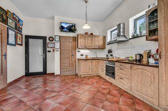 Exkluzívne ponúkame na predaj moderný, avšak netypický 5-izb