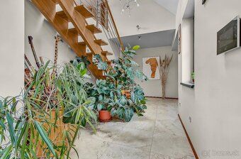 Exkluzívne ponúkame na predaj moderný, avšak netypický 5-izb