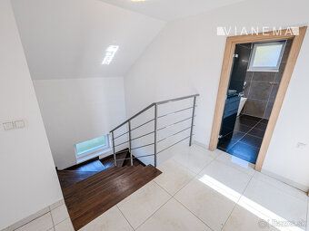 Predstavuje na predaj priestranný 5 izbový rodinný dom  - no