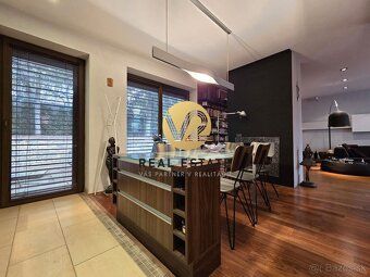 Maroš Vereš +421 904 086 200 e-mail: maros.veres@v2realestat