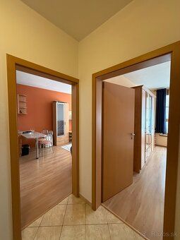 🏡 PRENÁJOM 2-IZBOVÝ BYT – CENTRUM PIEŠŤAN (NÁLEPKOVA ULICA)
