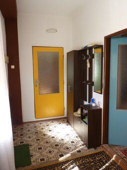 Tel: 0908 715 715, Ponúkam na predaj starší rodinný dom v ob