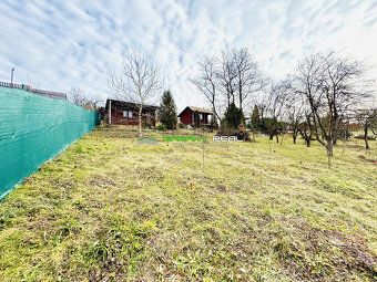Ponúkame na predaj záhradu  o výmere 385 m2 s chatkou - zast