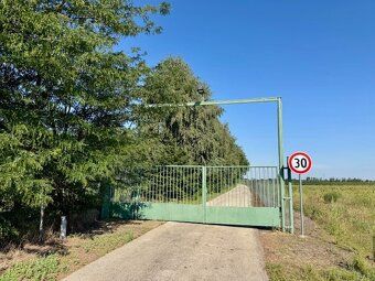 Ponúkame Vám výrobný areál umiestnený popri ceste smer  Nové
