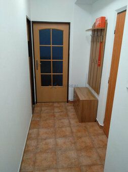 Ponúkame na prenájom priestranný a slnečný 2-izbový zariaden
