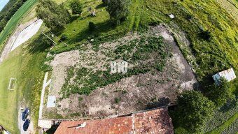 B10 Vám ponúka na predaj rovinatý POZEMOK pre rodinný dom v 