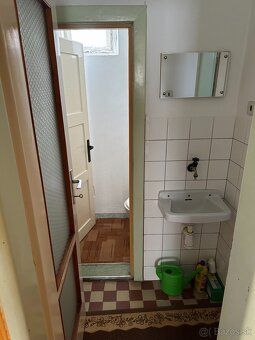 Dobrý deň,
ponúkame na predaj 4 izbový rodinný dom s veľkým 