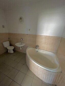 Na predaj priestranný 4-izbový RD nachádzajúci sa na ul. Pet