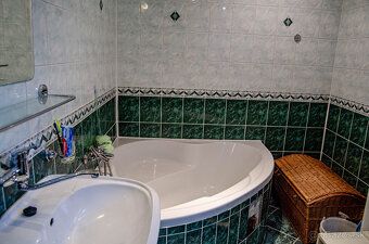 Ide o priestranný, kompletne podpivničený dom s piatimi izba