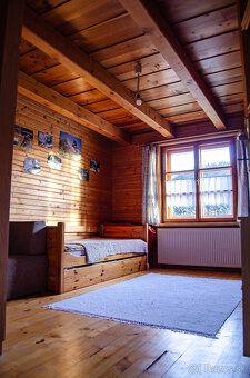 Ide o priestranný, kompletne podpivničený dom s piatimi izba