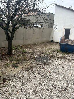 NA PREDAJ RODINNÝ DOM S VEĽKÝM POZEMKOM, BRATISLAVA II - RUŽ