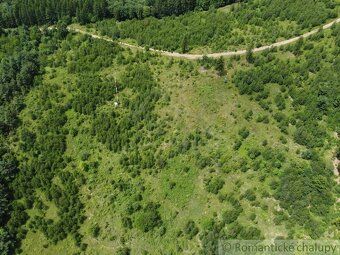 Očarujúcu panorámu na celú obec a jej okolie, výlučné vlastn