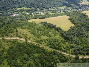 Očarujúcu panorámu na celú obec a jej okolie, výlučné vlastn