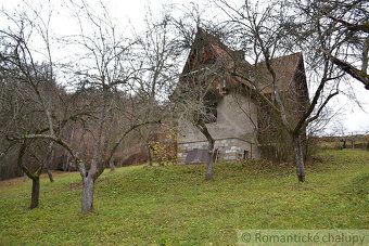 Murovaná chata bola postavená v 70-tých rokoch. Nachádza sa 