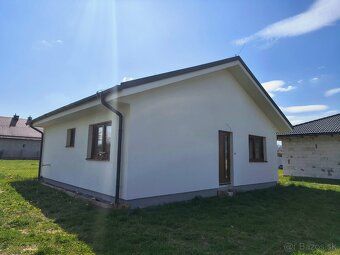 Ponúkame na predaj novostavbu priestranného montovaného nízk