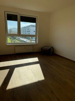 Ponúkame na prenájom veľký 3 izobvý byt s výmerou 85 m2 v Re