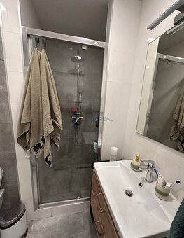 Ponúkame na prenájom svetlý a prakticky riešený 2-izbový byt