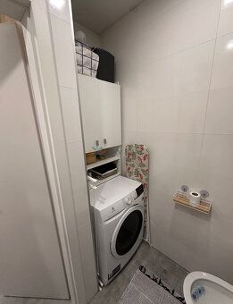 Ponúkame na prenájom svetlý a prakticky riešený 2-izbový byt