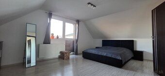 Ponúkame na predaj moderný, udržiavaný rodinný dom v tichej 