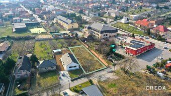 CREDA REAL ESTATE Vám ponúka na predaj rovinatý stavebný poz