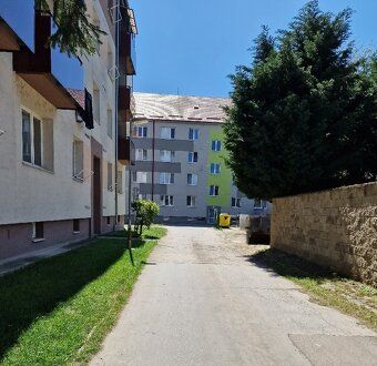 Ponúkame na predaj rodinný dom s garážou na pozemku o výmere