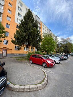 Ponúkame na predaj veľký, svetlý, veľmi prakticky riešený 3-