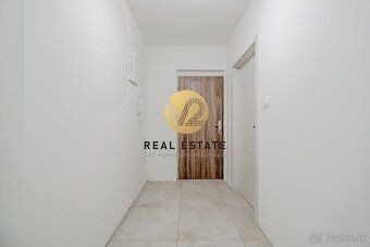 Maroš Vereš +421 904 086 200 e-mail: maros.veres@v2realestat