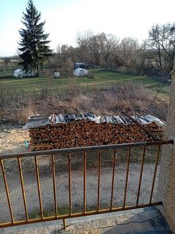 Predam 4 izbový byt v obci teply vrch,vyvysene prizemie,5 mi
