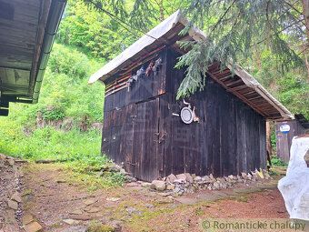 Tradičná drevenica na Liptove s potôčikom pred pozemkom. Dre